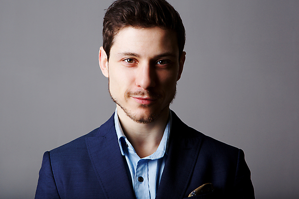 포토 JPG 해외이미지 백인 모델 1 라이프스타일 응시 남자 행복 얼굴 벽 백그라운드 비즈니스 한명 미소 사람 성인 유행 회색 흰색 표현 비즈니스맨 자신감 시원함 노려봄 스타일 카피스페이스 해외202009 해외포토 서양인 시선 감정 컬러 표정 생활 신체부위 공백 직장인 파일형식