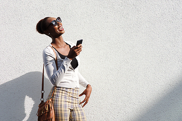 포토 JPG 해외이미지 모델 1 라이프스타일 손 응시 여자 행복 벽 백그라운드 가방 텍스트 모바일 한명 사람 성인 야외 빛 스마트폰 선글라스 태양 유행 우주 검은색 기쁨 흰색 잡기 메시지 시원함 전화기 스마트 해외202009 해외포토 자연요소 시선 잡화 감정 안경 컬러 컨셉 모션 생활 신체부위 핸드폰 스마트기기 파일형식