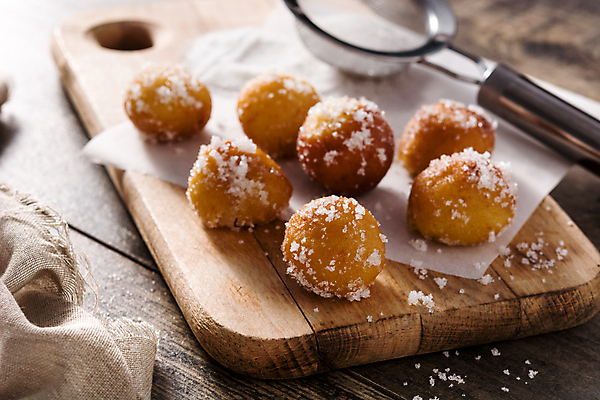 포토 JPG 해외이미지 전통 음식 빵 크리스마스 공 탁자 바람 휴가 디저트 요리 사람없음 목재 이탈리아 튀김 달콤 아침식사 설탕 반죽 밀가루 장인 고립 스페인어 페스츄리 해외202009 해외포토 자연요소 나무 기념일 유럽 가구 재료 날씨 식사 맛 가루 파일형식