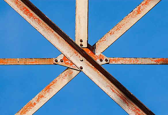 포토 JPG 해외이미지 디자인 산업 패턴 건축양식 하늘 날씨 추상 프레임 그림자 사람없음 야외 파란색 금속 회색 접속 각도 볼트 기하학 공학 대각선 교차 옛날 지원 철강 해외202009 해외포토 교육 건축 선 컬러 무늬 재질 공구 파일형식