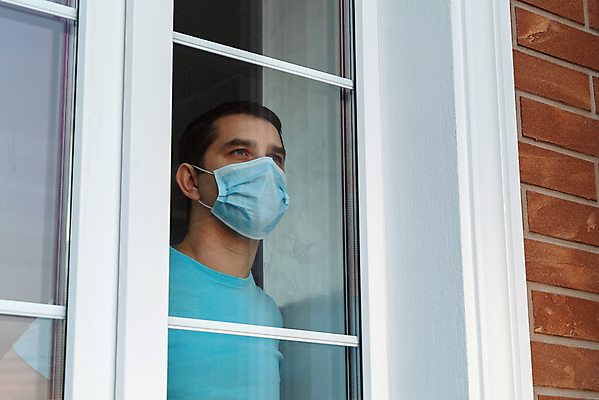 포토 JPG 해외이미지 응시 남자 생각 창문 실내 마스크 한명 상반신 성인 앞모습 예방 성인남자한명만 코로나바이러스 포스트코로나 해외202009 델타변이바이러스 위드코로나 해외포토 1 시선 뷰포인트 사람 내부 바이러스 사회이슈 남자한명만 성인남자만 파일형식