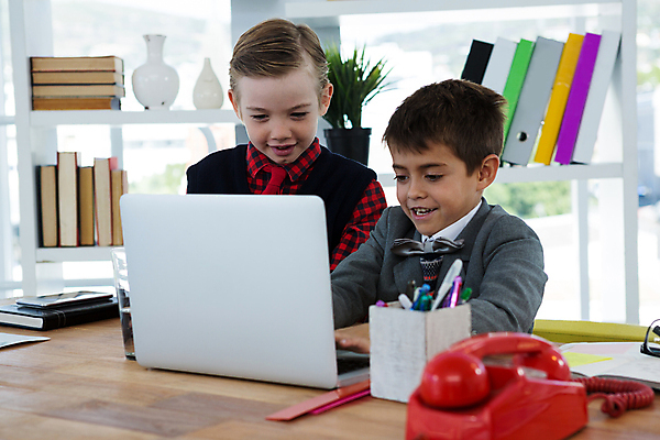 포토 JPG 해외이미지 응시 남자 어린이라이프 어린이 비즈니스 소년 상반신 두명 노트북 사무실 업무 비즈니스맨 직업체험 역할놀이 소년만 해외202009 해외포토 라이프스타일 시선 놀이 사람 전자제품 작업 직장인 체험학습 남자만 어린이만 파일형식