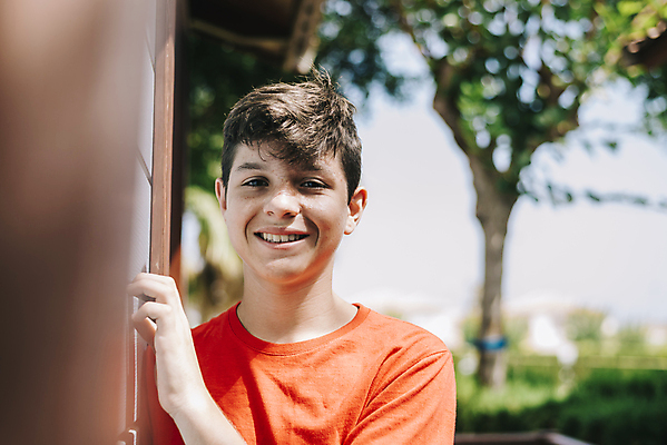 포토 JPG 해외이미지 주간 모델 1 학생 라이프스타일 응시 남자 행복 얼굴 벽 포즈 한명 서기 웃음 사람 소년 성인 야외 카메라 기댐 표현 자신감 치아 만족 긍정 사춘기 해외202009 해외포토 자연요소 시선 감정 어린이 컨셉 모션 표정 생활 신체부위 전자제품 소화기관 파일형식