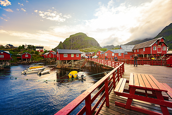 포토 JPG 해외이미지 구름 유럽 바다 섬 여행 건축양식 자연 하늘 산 주택 노르웨이 풍경 사람없음 야외 건물 빨간색 초록색 물 여름 파란색 태양 마을 항구 일몰 그림 북쪽 타운 스칸디나비아 해외202009 해외포토 자연요소 건축물 계절 건축 나라 컬러 교통시설 노을 도시 방향 생태계 파일형식