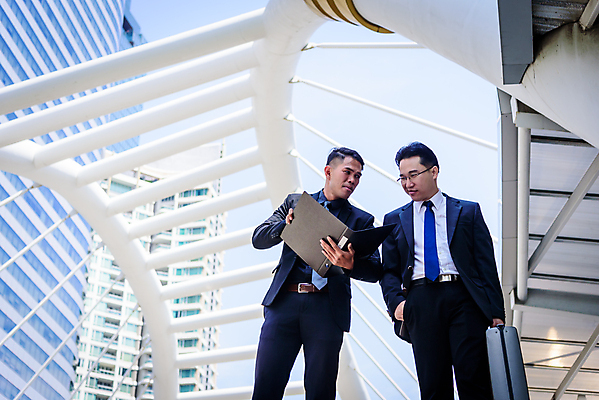 포토 JPG 해외이미지 직업 응시 행복 2 비즈니스 통신 관계 태국 성공 아침 넥타이 대화 서기 사람 동양인 정장 성인 두명 건물 사무실 우주 흰색 가리킴 잡기 도시 작업 계획 손목시계 문서 방콕 약속 바쁨 비전 보여주기 경영 콜라보레이션 해외202009 해외포토 주간 건축물 시선 잡화 옷 감정 아시아 시계 컬러 컨셉 장신구 모션 말하기 인종 손짓 파일형식