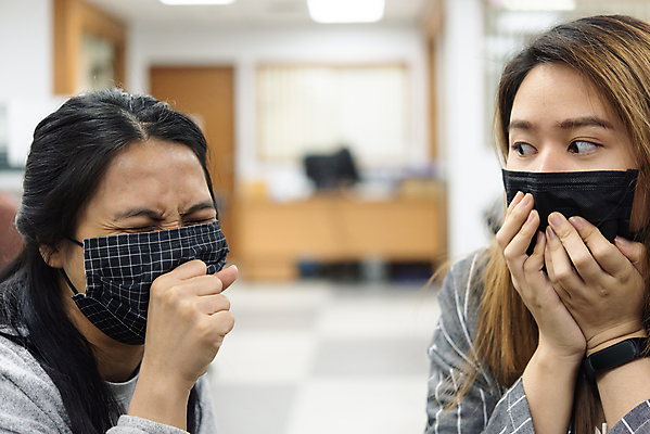 포토 JPG 해외이미지 여자 마스크 사람 동양인 상반신 성인 두명 앞모습 옆모습 아웃포커스 놀람 찡그림 입가림 기침 성인여자만 코로나바이러스 포스트코로나 해외202009 위드코로나 해외포토 감정 뷰포인트 촬영기법 표정 인종 가림 바이러스 사회이슈 여자만 성인만 파일형식