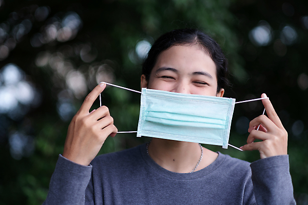 포토 JPG 해외이미지 여자 아시아 마스크 한명 들기 사람 동양인 상반신 성인 앞모습 아웃포커스 성인여자한명만 코로나바이러스 포스트코로나 해외202009 위드코로나 해외포토 1 나라 뷰포인트 모션 촬영기법 인종 바이러스 사회이슈 여자한명만 성인여자만 파일형식