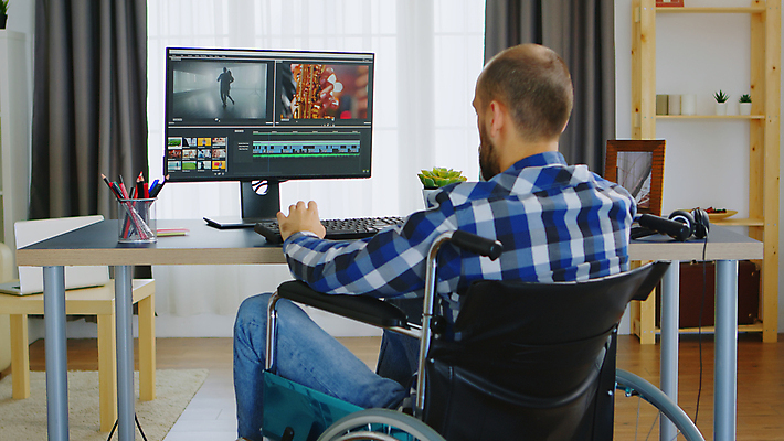 포토 JPG 해외이미지 남자 창문 실내 한명 상반신 성인 뒷모습 그래픽 모니터 헤드셋 키보드 커튼 휠체어 연필꽂이 그래픽디자이너 성인남자한명만 영상편집 해외포토 1 뷰포인트 음향기기 문구용품 사람 내부 컴퓨터 헤드폰 디자이너 남자한명만 성인남자만 파일형식