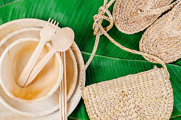 포토 JPG 해외이미지 가방 나뭇잎 근접촬영 사람없음 환경 재활용 쪼리 일회용 에코 나무숟가락 나무젓가락 나무그릇 나무포크 해외202009 해외포토 그릇 잡화 뷰포인트 포크 잎 젓가락 목재 숟가락 샌들 친환경 파일형식