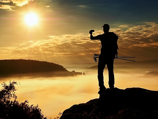 포토 JPG 해외이미지 손 남자 여행 날씨 산 프레임 세포 한명 서기 야외 빨간색 스마트폰 핸드폰 햇빛 숫자 검은색 힘 하이킹 자유 매트 잡기 막대기 정상 스마트 봉 단계 석회암 셀프 운동가 전국 절정 캡모자 프리랜서 하이커 해외202009 해외포토 직업 문자 모자_잡화 1 컬러 컨셉 모션 레저 사람 신체부위 전자제품 스마트기기 태양 암석 파일형식