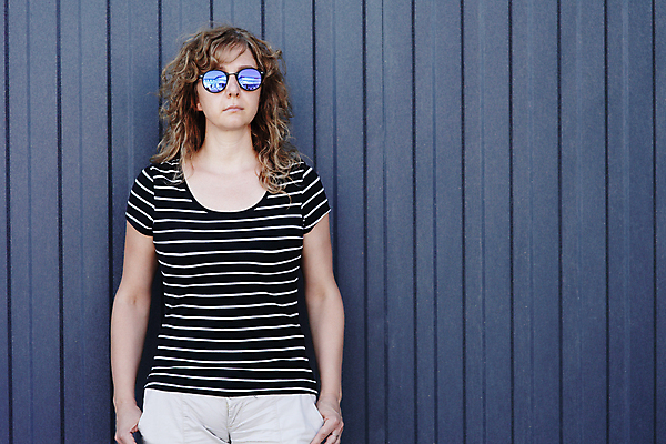 포토 JPG 해외이미지 백인 모델 배너 여자 행복 안경 얼굴 포즈 백그라운드 컨셉 텍스트 갈색머리 한명 사람 성인 선글라스 유행 세일 우주 공백 낭만 우아함 성인여자만 카피스페이스 해외202009 해외포토 서양인 1 헤어스타일 잡화 감정 신체부위 여자만 성인만 파일형식