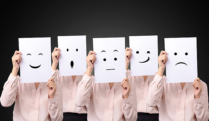 포토 JPG 해외이미지 모델 라이프스타일 손 배너 여자 행복 감정 포스터 종이 얼굴 백그라운드 셔츠 비즈니스 한명 서기 미소 사람 성인 사무실 머리 유행 흰색 표현 잡기 비즈니스우먼 신용카드 발표 사인 그림 5 보여주기 경영 스타일 해외202009 우호적 해외포토 1 컬러 컨셉 상의 모션 표정 생활 신체부위 금융 숫자 직장인 파일형식