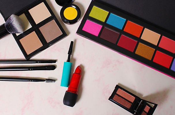 포토 JPG 해외이미지 실내 사람없음 립스틱 화장용품 마스카라 아이섀도 섀도우팔레트 해외202009 해외포토 내부 화장품 미용용품 파일형식