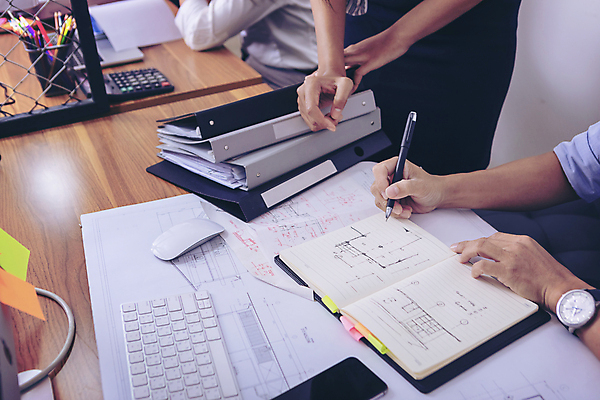 포토 JPG 해외이미지 직업 손 남자 종이 컨셉 비즈니스 사업가 탁자 성공 그래프 아이디어 직장 사람 성인 사람없음 사무실 펜 쪽지 성장 흰색 기록 업무 작업 비즈니스맨 발표 그룹 황금 계획 종업원 계약 서식 문서 만들기 서명 경영 골 마케팅 프로젝트 해외202009 해외포토 컬러 가구 회사 모션 신체부위 필기구 직장인 파일형식