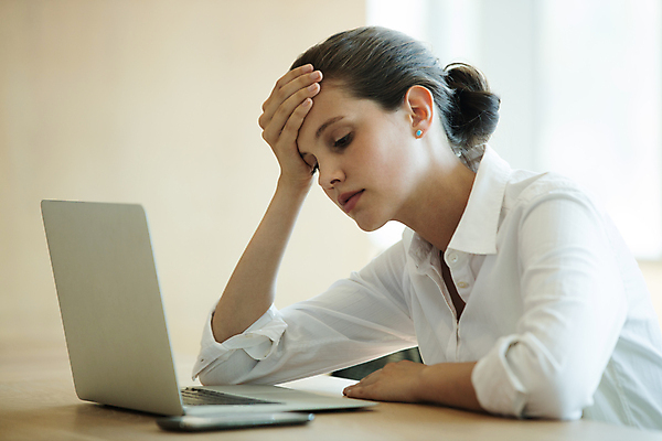 포토 JPG 해외이미지 응시 여자 회의 한명 상반신 성인 옆모습 노트북 비즈니스우먼 회의실 성인여자한명만 해외202009 해외포토 1 시선 뷰포인트 비즈니스 사람 전자제품 직장인 여자한명만 성인여자만 파일형식