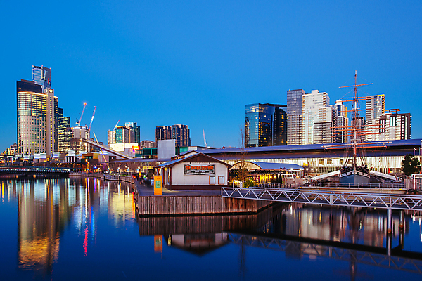 포토 JPG 해외이미지 아파트 항해 사람없음 야외 도시풍경 반사 식당 고층빌딩 도시 호주 야간 강가 멜버른 해외202009 해외포토 자연요소 배_교통 주택 풍경 빌딩 강 상점 오세아니아 파일형식