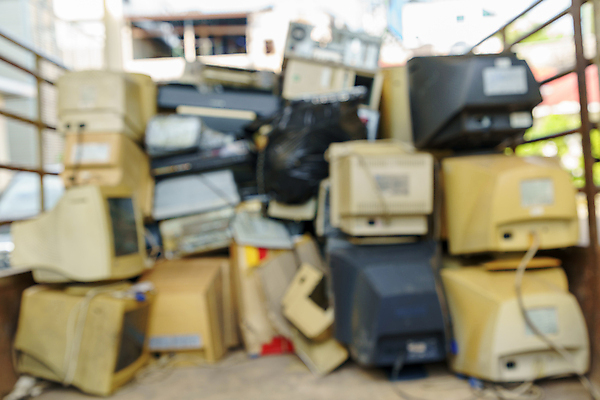 포토 JPG 해외이미지 산업 백그라운드 사람없음 전자제품 스마트폰 컴퓨터 사무실 쌓기 환경 금속 스크린 모니터 텔레비전 재활용 손상 장비 수확 흰색 오염 E 쓰레기 폐기물 플라스틱 버리기 복고 전자 한조각 흙더미 낭비 고립 고물상 구식 깨짐 옛날 중고 하드웨어 많음 해외202009 해외포토 1 알파벳 컬러 컨셉 농업 비즈니스 모션 재질 핸드폰 스마트기기 흙 친환경 파일형식 더미