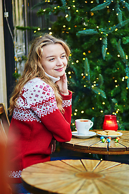 포토 JPG 해외이미지 라이프스타일 행복 유럽 커피 음료 크리스마스 겨울 오렌지 탁자 휴가 전등 새로움 거리 한명 미소 사람 야외 장식 컵 유행 여행객 식당 초콜릿 활발 카페 프랑스 흰색 도시 연도 긍정 프랑스어 파리(프랑스) 해외202009 해외포토 문자 1 식기 계절 기념일 감정 나라 컬러 가구 컨셉 과일 디저트 조명 표정 생활 상점 파일형식