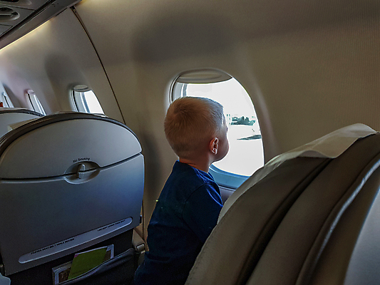 포토 JPG 해외이미지 응시 남자 어린이 의자 창문 비행기 앉기 소년 상반신 사람없음 옆모습 비행기내부 소년한명만 해외202009 해외포토 시선 뷰포인트 가구 항공교통 모션 대중교통 사람 내부 남자한명만 소년만 파일형식