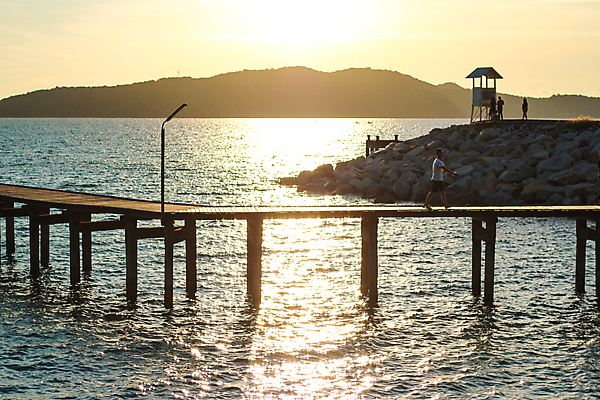 포토 JPG 해외이미지 계절 파도 바다 여행 백그라운드 오렌지 태국 자연 하늘 아침 휴가 풍경 사람없음 야외 물 여름 빛 햇빛 태양 노란색 일출 탑 맑음 고요 일몰 바위 황금 내추럴 전국 수평선 해외202009 해외포토 주간 자연요소 건축물 아시아 컬러 과일 날씨 노을 돌_바위 생태계 파일형식