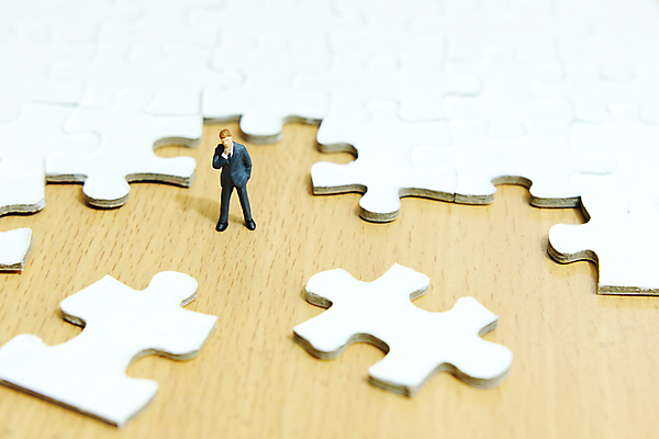 포토 JPG 해외이미지 비즈니스 사람없음 미니어처 비즈니스맨 퍼즐 고민 퍼즐조각 해외202009 해외포토 남자 감정 조각 모형 직장인 파일형식