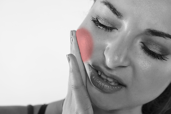 포토 JPG 해외이미지 서양인 여자 얼굴 흑백 실내 한명 사람 근접촬영 상반신 성인 앞모습 눈감음 고통 치아 질병 치통 성인여자한명만 해외202009 해외포토 외국인 1 감정 뷰포인트 의학 모션 촬영기법 내부 신체부위 소화기관 여자한명만 성인여자만 파일형식