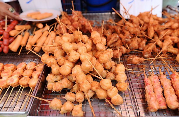 포토 JPG 해외이미지 전통 문화 음식 분홍색 백그라운드 태국 패스트푸드 돼지고기 요리 동양인 사람없음 야외 세일 쌓기 주방 식사 튀김 소시지 시장 맛 인스턴트 지역 핫도그 소매 길거리음식 인기 스타일 많음 맛있는 해외202009 해외포토 아시아 컬러 컨셉 모션 육류 인종 가공식품 파일형식