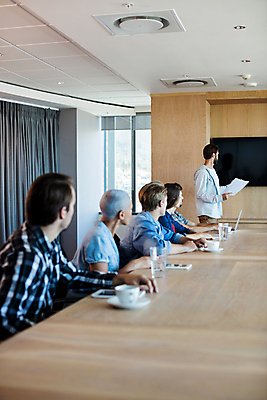 포토 JPG 해외이미지 여자 남자 회의 여러명 상반신 성인 사무실 비즈니스맨 비즈니스우먼 발표 회의실 성인만 해외202009 해외포토 다수 비즈니스 사람 직장인 파일형식