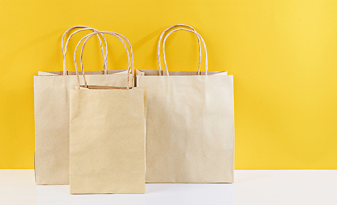 포토 JPG 해외이미지 종이 사람없음 쇼핑 종이봉투 재활용 상품 일회용 재활용품 노란배경 해외202009 해외포토 백그라운드 봉투 노란색 친환경 파일형식