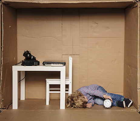 포토 JPG 해외이미지 전신 백인 여자 의자 탁자 한명 성인 상자 사무실 업무 비즈니스우먼 전화기 갇힘 답답함 성인여자한명만 해외202009 해외포토 서양인 1 가구 비즈니스 모션 사람 작업 직장인 감각 여자한명만 성인여자만 파일형식