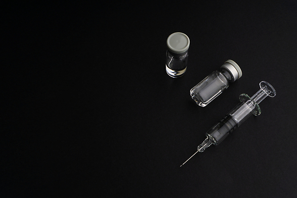 포토 JPG 해외이미지 검은배경 주사기 사람없음 주사약 백신 코로나바이러스 해외202009 델타변이바이러스 해외포토 백그라운드 의학 의료기기 약 검은색 바이러스 파일형식