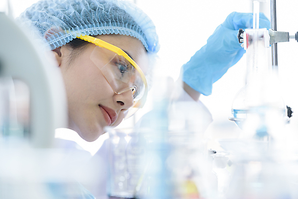 포토 JPG 해외이미지 응시 여자 실험기구 한명 사람 동양인 근접촬영 옆모습 잡기 소프트포커스 성인여자한명만 신약개발 해외202009 해외포토 1 시선 뷰포인트 과학 모션 촬영기법 인종 개발 여자한명만 성인여자만 파일형식 신약_의학