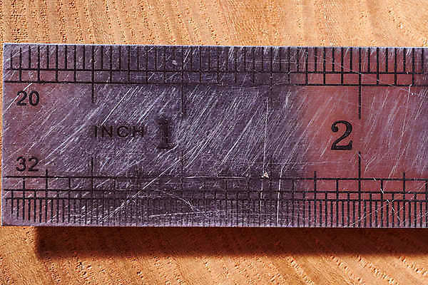 포토 JPG 해외이미지 손 산업 거리 사람없음 야외 금속 장비 총 흰색 기구 원형 계산 목표 위험 발사 측정 흰배경 눈금 육군 다이얼 총알 해외202009 해외포토 도형 무기 컬러 백그라운드 컨셉 재질 군대 신체부위 파일형식