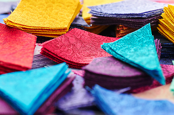 포토 JPG 해외이미지 조각 취미 사람없음 컬러풀 쌓기 직물 면 삼각형 바느질 자르기 천 질감 다이아몬드 마름모 흙더미 수공예 퀼트 해외202009 해외포토 도형 컬러 모션 흙 보석 공예 파일형식 더미