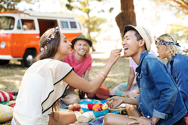 포토 JPG 해외이미지 주간 서양인 여자 남자 자동차 입벌림 들기 앉기 동양인 여러명 상반신 성인 야외 앞모습 옆모습 아웃포커스 소풍 화관 먹여주기 성인만 해외202009 해외포토 자연요소 외국인 꽃 육상교통 뷰포인트 다수 모션 촬영기법 표정 사람 인종 야외활동 먹기 파일형식