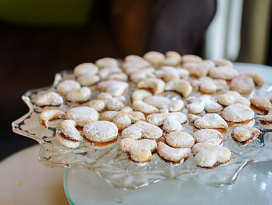 포토 JPG 해외이미지 전통 접시 꽃 유럽 음식 백그라운드 크리스마스 디저트 요리 사람없음 쿠키 주방 빵집 견과류 신선 달콤 맛 잼 가루 설탕 굽기 질감 반죽 호두 레시피 버터 성분 토막 바닐라 세르비아 핸드메이드 맛있는 해외202009 해외포토 식물 식기 기념일 나라 컨셉 상점 소스_음식 구이 파일형식