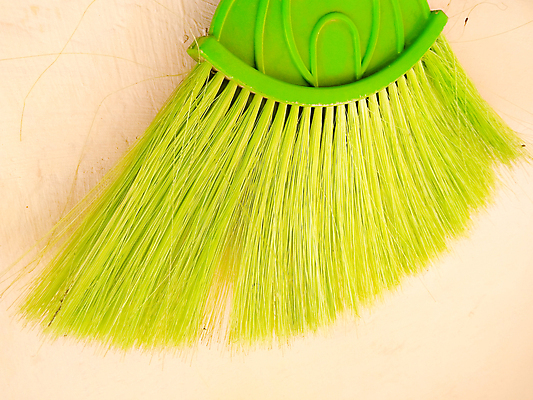 포토 JPG 해외이미지 컨셉 의자 비즈니스 탁자 바닥 직장 근접촬영 사람없음 내부 물 방 빗자루 청소 해외202009 해외포토 자연요소 뷰포인트 가구 회사 청소도구 파일형식