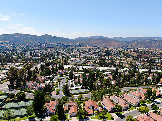 포토 JPG 해외이미지 나무 도로 가족 지붕 산 주택 풍경 잔디 사람없음 야외 초록색 계곡 미국 재산 큼 땅 빌라 번짐 캘리포니아 지역 커뮤니티 남쪽 대출 개발 교외 똑같은 조감도 진짜 비용 해외202009 해외포토 식물 길 컬러 북아메리카 관계 교통시설 건물 금융 경제 크기 방향 파일형식 효과