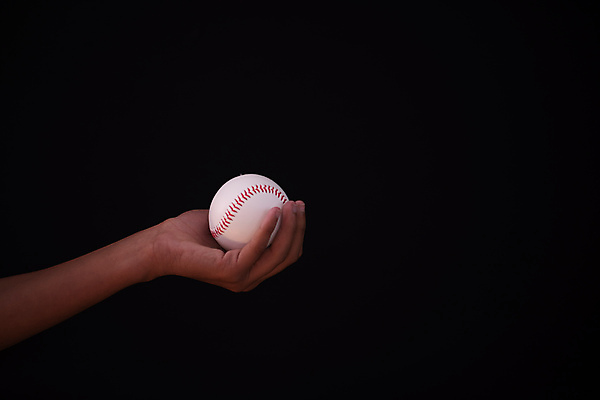 포토 JPG 해외이미지 손 스포츠 곡선 공 사람 사람없음 가로 컬러풀 검은색 장비 야구 엄지손가락 흰색 잡기 닫기 가죽 오브젝트 싱글 고립 여의주 카피스페이스 해외202009 해외포토 선 컬러 손가락 모션 신체부위 구기 공백 파일형식