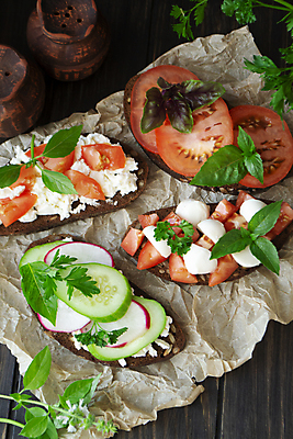 포토 JPG 해외이미지 전통 접시 음식 빵 조각 토마토 채소 오이 치즈 샌드위치 마늘 요리 사람없음 목재 빨간색 초록색 식사 저녁식사 이탈리아 시골 신선 그릴 애피타이저 바게트 자르기 굽기 지중해 만취 올리브 매움 토스트 후추 바질 건강식 점심식사 모짜렐라치즈 브루스케타 채식주의자 총각무 핸드메이드 바삭바삭 해외202009 해외포토 나무 식기 열매 유럽 바다 컬러 컨셉 재료 모션 주방용품 유제품 맛 무 구이 향신료 채식 술취함 파일형식