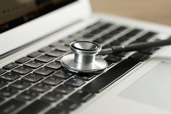 포토 JPG 해외이미지 컨셉 인터넷 청진기 모바일 건강 사람 사람없음 노트북 스마트폰 핸드폰 컴퓨터 약 자료 진료 장비 의사 정보 키보드 바이러스 수리 벌레 어플리케이션 위협 스마트 오브젝트 검색 잠금 보안 시스템 고정 온라인 유지 발견 돌봄 업데이트 오류 지원 해외202009 약함 해외포토 곤충 의학 의료기기 모션 안전 전자제품 스마트기기 의료진 파일형식