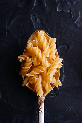 포토 JPG 해외이미지 파스타 실내 근접촬영 사람없음 숟가락 파스타면 푸질리 해외202009 해외포토 뷰포인트 식재료 서양음식 수저 내부 면류 파일형식