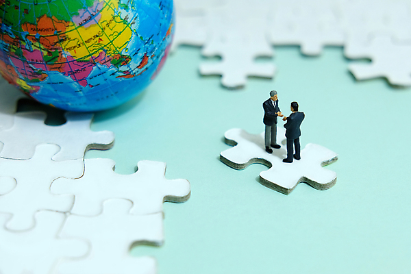 포토 JPG 해외이미지 비즈니스 사람없음 지구본 미니어처 비즈니스맨 퍼즐조각 해외202009 해외포토 남자 조각 모형 직장인 퍼즐 파일형식