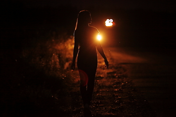 포토 JPG 해외이미지 모양 1 여자 실루엣 도로 신체 자동차 그림자 사랑 한명 사람 빛 걷기 황혼 낭만 자유 안개 고속도로 고독 야간 싱글 공상 무료 해외202009 관능적 해외포토 자연요소 감정 길 육상교통 컨셉 교통시설 모션 날씨 촬영기법 일몰 파일형식