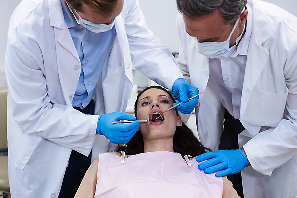 포토 JPG 해외이미지 여자 남자 치과 병원 앉기 상반신 성인 세명 환자 도구 치과진료 성인만 해외202009 해외포토 의학 모션 사람 진료 파일형식