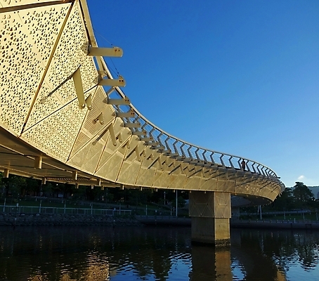 포토 JPG 해외이미지 모양 공원 호수 곡선 하늘 그림자 사람없음 야외 물 파란색 햇빛 반사 기둥 연못 판넬 잔물결 철강 철책 콘크리트 해외202009 해외포토 자연요소 공공시설 건축 물결 선 컬러 태양 파일형식
