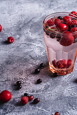 포토 JPG 해외이미지 잔 사람없음 투명 체리 탄산음료 산딸기 베리 콘크리트 탄산수 해외202009 해외포토 식기 음료 과일 물 탄산 파일형식