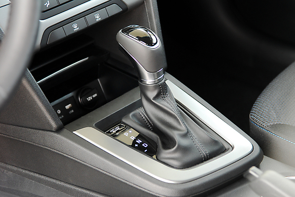 포토 JPG 해외이미지 스포츠 이동 의자 자동차 새로움 손잡이 사람없음 내부 빛 금속 힘 운전 긴급 막대기 운전사 주차 가죽 속도 전염 기어 위로 그만 자동 조작 해외202009 해외포토 직업 육상교통 가구 컨셉 모션 재질 질병 감염 파일형식