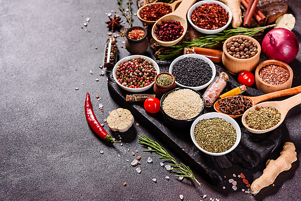 포토 JPG 해외이미지 잎 재료 탁자 사람없음 숟가락 양념 조미료 고수 가루 허브 소금 후추 카레 생강 바질 로즈메리 시나몬 강황 해외202009 해외포토 식물 음식 가구 채소 식재료 수저 향신료 향미료 파일형식