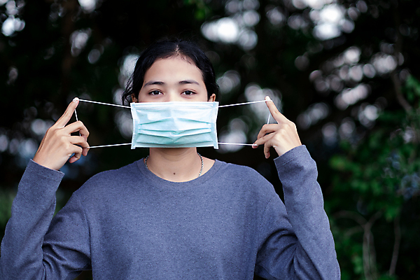 포토 JPG 해외이미지 응시 여자 아시아 마스크 한명 들기 사람 동양인 상반신 성인 야외 앞모습 아웃포커스 바이러스 성인여자한명만 코로나바이러스 포스트코로나 해외202009 델타변이바이러스 위드코로나 해외포토 1 시선 나라 뷰포인트 모션 촬영기법 인종 사회이슈 여자한명만 성인여자만 파일형식
